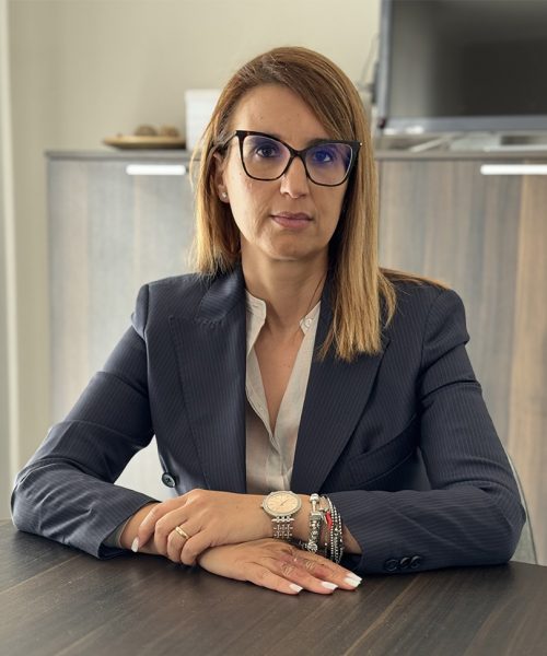 Avvocato specializzato in Diritto Internazionale e tutela dei Diritti Umani, con esperienza nei procedimenti migratori e nella cittadinanza italiana. Approccio professionale, empatico e attento ai dettagli, con collaborazioni a livello globale per la difesa delle minoranze e della giustizia.